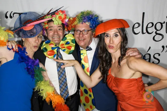Invitados de boda con atrezzo en el fotomatón (foto 6 de 83)