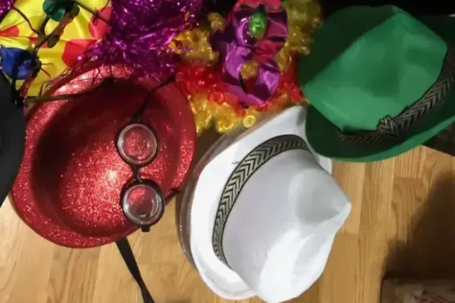 Sombreros, gafas y pelucas del atrezzo del fotomatón