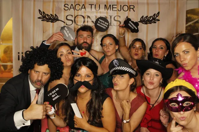 Invitados de boda con atrezzo en el fotomatón (foto 7 de 83)