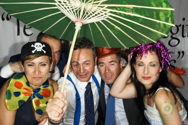 Invitados de boda con atrezzo en el fotomatón (foto 8 de 83)