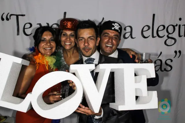 Invitados posando detrás de unas letras gigantes de LOVE