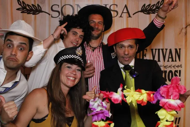 Invitados de boda con atrezzo en el fotomatón (foto 10 de 83)