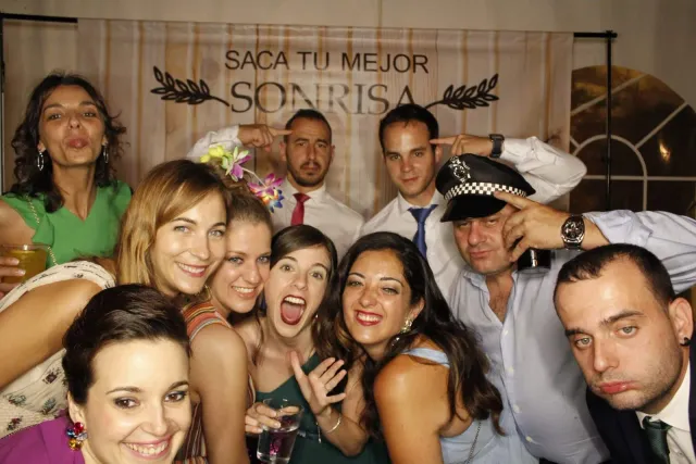 Invitados de boda con atrezzo en el fotomatón (foto 9 de 83)